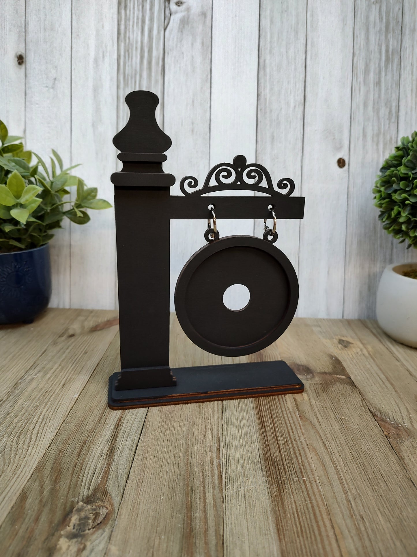 Black month and round holder